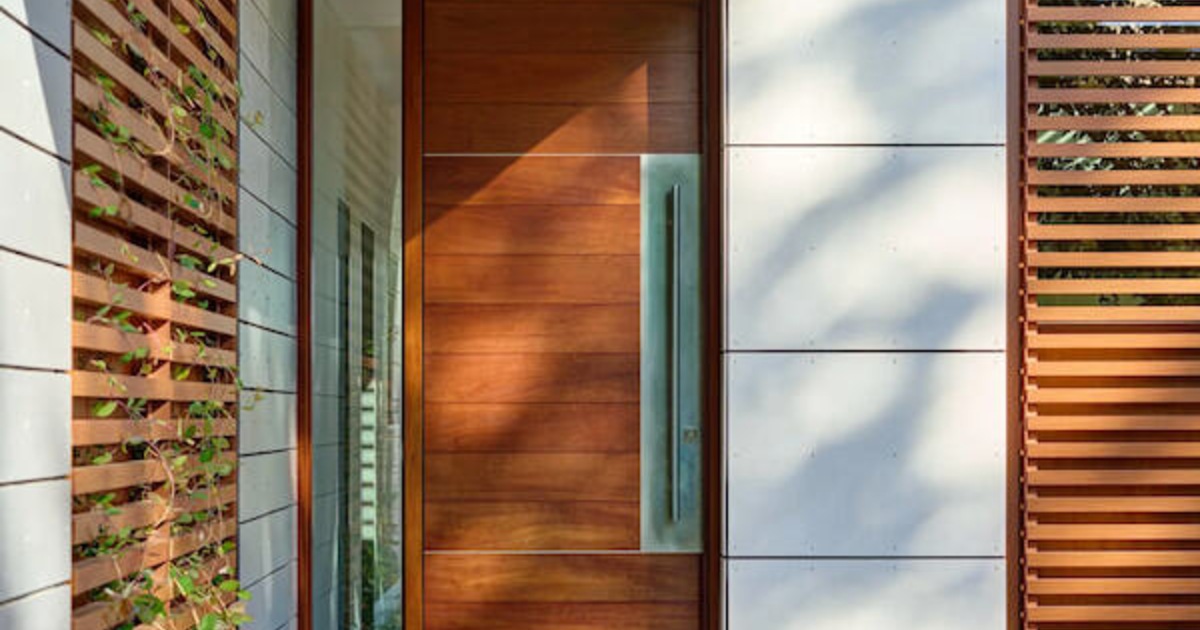 Pivot door with floor plate hardware